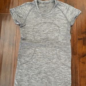 LULULEMON tshirt swiftly size 6